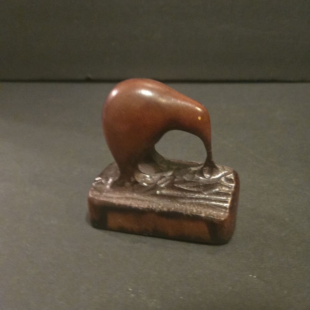 VINTAGE BEAUTIFUL HAND CARVED AUSTRALIAN KIWI BIRD RED WOOD